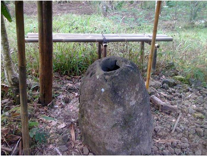 Situs Batu Lumpang, Seserahan Gaib Kyai Calam Kepada Nyai Carang Lembyung