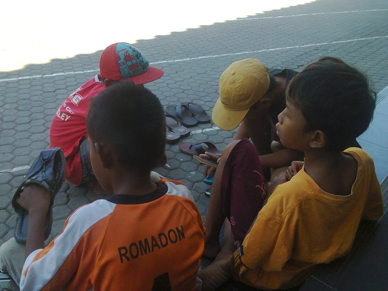 Sejumlah Siswa Nyemir Di masjid Agung