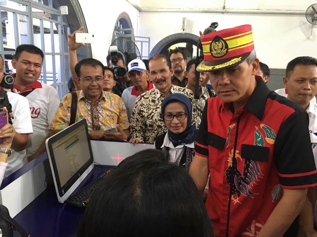 Ganjar Pranowo Gebernur Jawa Tengah saat melepas keberangkatan pemudik dengan kereta api