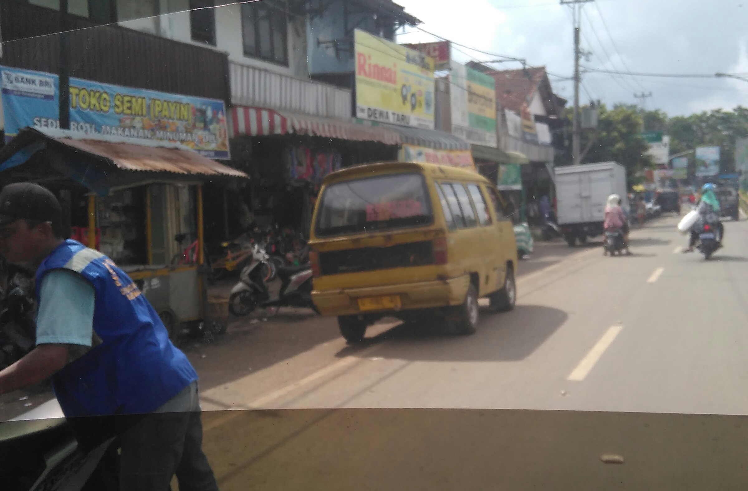 Parkir Liar Sebabkan Kemacetan Jalan