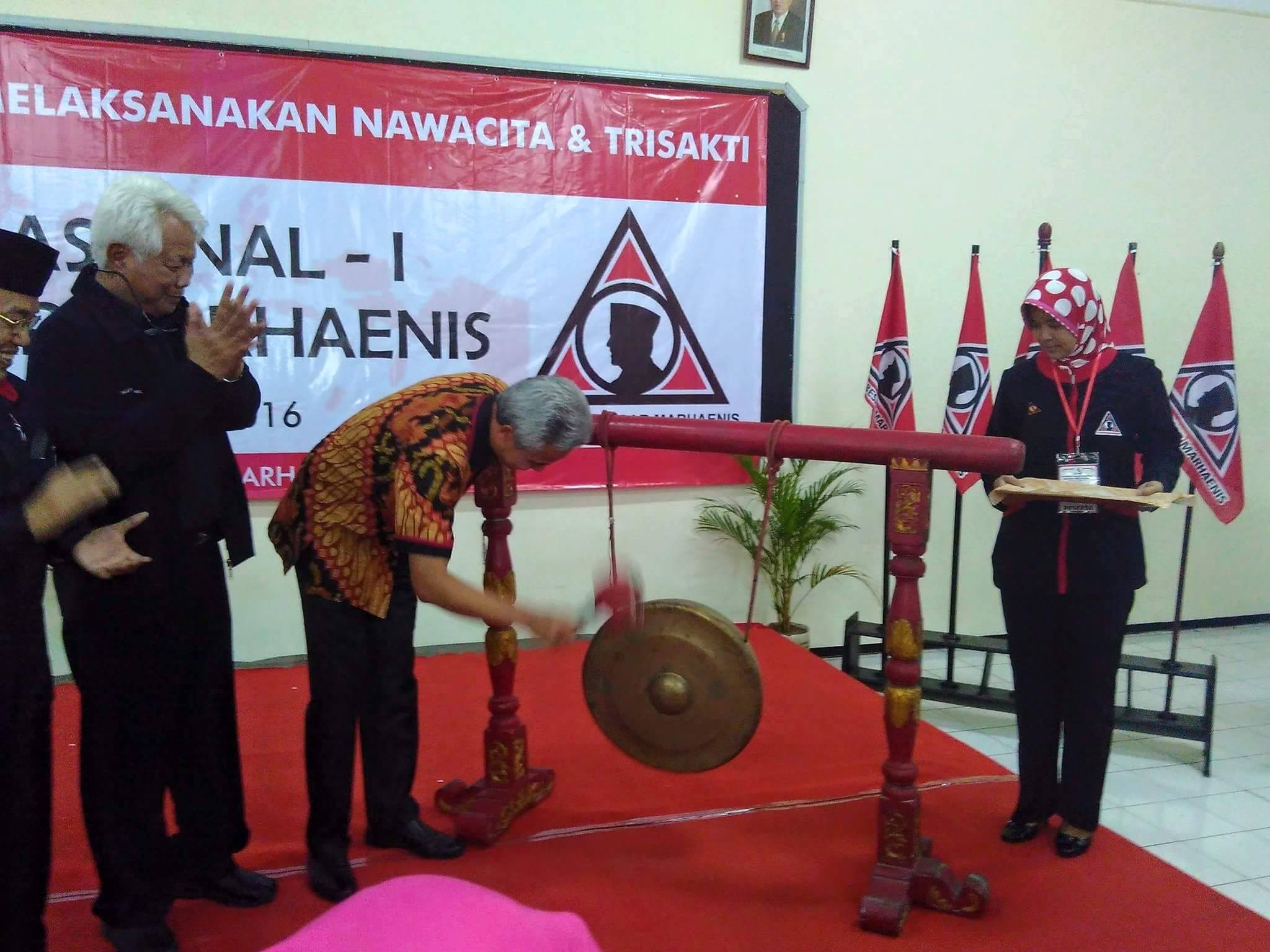 Gubernur Jawa Tengah, Ganjar Pranowo pukul gong menandai di bukanya kaderisasi nasional Keluarga Besar Marhaenis