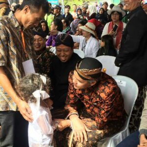 Gubernur Jawa Tengah Hadiri Dieng Culture Festival, Terlihat akrab ketika ngobrol dengan salah satu anak berambul gimbal yang akan di ruat potong rambut gimbalnya