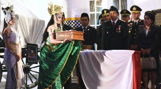 Nyi Ratu Kidul serahkan bendera merah putih