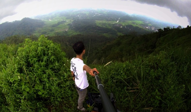 menikmati keindahan alam Watukumpul. Sumber Foto : moshfa13.blogspot.com