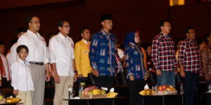 Terlihat Para Calon Gubernur dan Wakil Guber DKI Jakarta Yang Sedang Menyanyikan Lagu Indonesia Raya