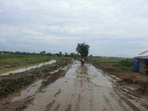 Jalan Umum di Desa Wanagopa Tegal, Terlihat Berlumpur dan Licin