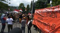 Dua Kubu Pro-Kontra Pabrik Semen Rembang Sama-Sama Aksi di Gubernuran