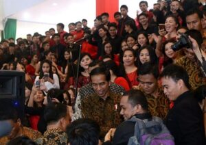 Presiden Jokowi Menyalami Jemaat