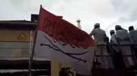 Polisi Menangkap Pengibar Bendera Merah Putih dengan Coretan Saat Aksi FPI