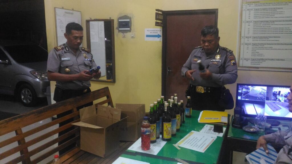 Jelang Acara Larung Sesaji, Polsek Taman Sita Miras di Sebuah Warung Asemdoyong