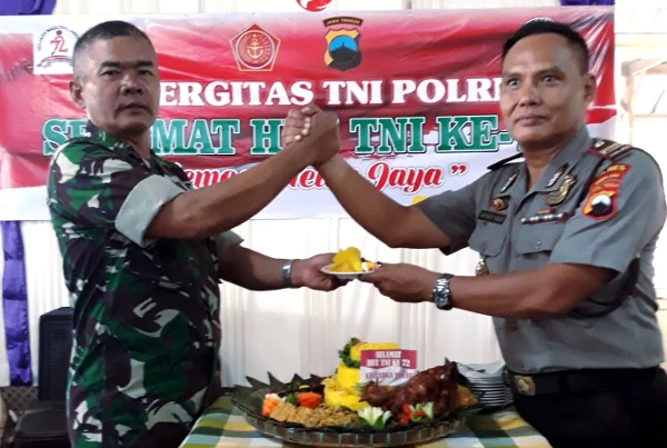 HUT TNI ke 72 : Polsek Ampelgading Ajak Koramil Makan Bareng