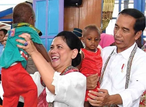 Jokowi dan Iriana bersama anak - anak Asmat