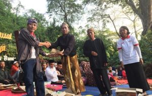 Wasno dan Pardo, Tokoh Adat menyerahkan Potongan Tumpeng Kepada Bambang Mugiarto