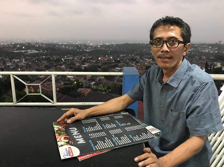 Bambang Mugiarto dengan Latar Kota Semarang yang Indah