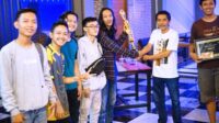 Bambang Mugiarto Menyerahkan Piala Kepada Pemenang