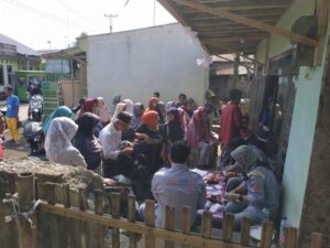 Personil Polsek Moga Turut Membantu Lancarnya Penyaluran BNPT di Desa Mandiraja Pemalang