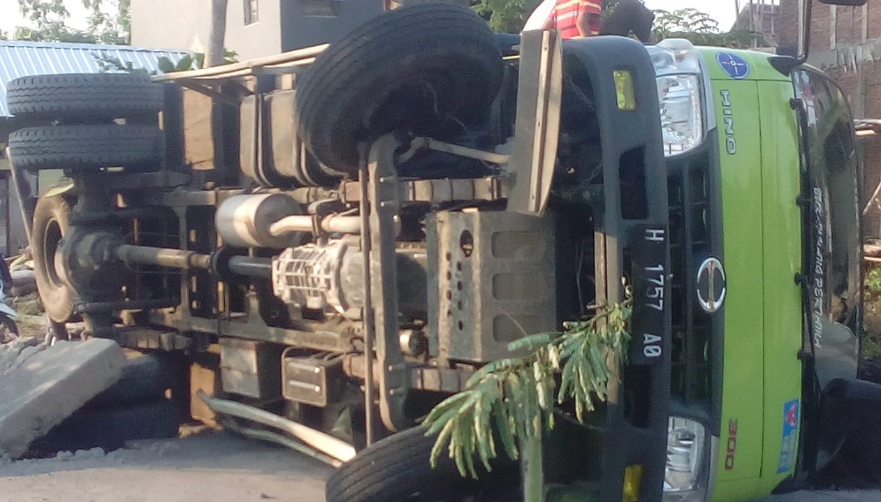 Ini Penyebab Truk Bermuatan Pasir Ini Terbalik Di Jalan Raya Dinar Mas