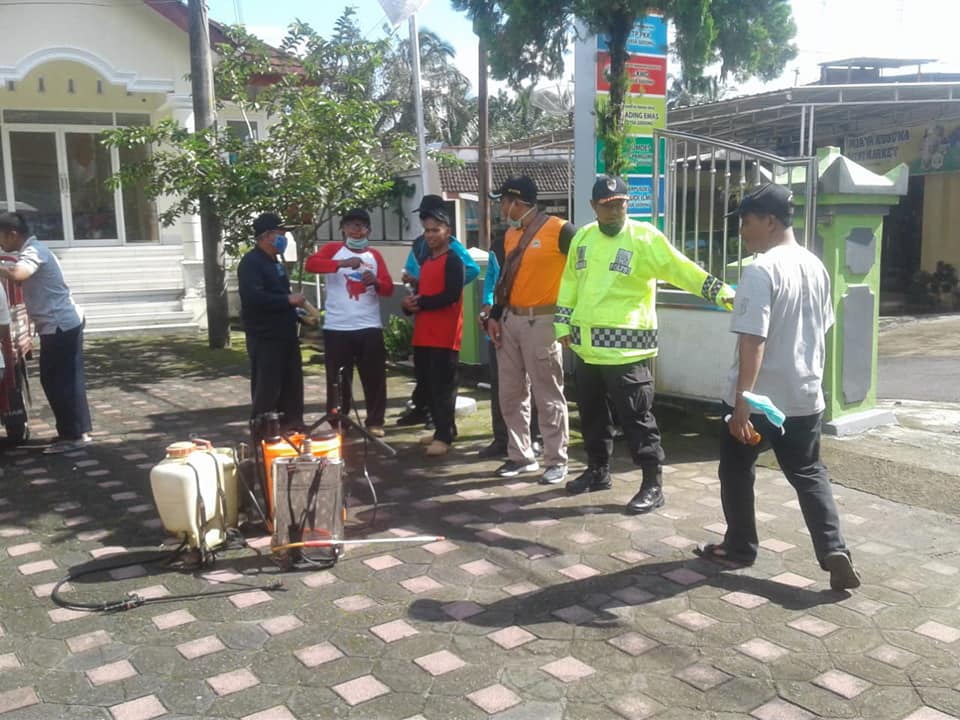 Pak Bhabinpun Turun Tangan Ikut Semprot Disinfektan
