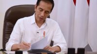 Dog, Resmi ! Presiden Jokowi Telah Bubarkan 18 Badan dan Lembaga, Ini daftarnya ! JAKARTA, mediakita.co- Presiden Joko Widodo secara resmi mengesahkan pembubaran 18 tim kerja, badan, dan komite yang dibentuk berdasarkan keputusan presiden (keppres). Pembubaran tersebut termuat dalam Pasal 19 Peraturan Presiden RI Nomor 82 Tahun 2020 tentang Komite Penanganan Corona Virus Disease 2019 (COVID-19) dan Pemulihan Ekonomi Nasional yang ditandatangani Presiden Jokowi pada hari ini, Senin (20/07/ 2020). "Dengan pembentukan komite sebagaimana dimaksud dalam Pasal 1, melalui peraturan presiden ini membubarkan," demikian bunyi Pasal 19 ayat 1, dikutip dari salinan Perpres tersebut. Tim kerja, badan, dan komite yang dibubarkan sebagai berikut: 1. Tim Transparansi Industri Ekstraktif yang dibentuk berdasarkan Peraturan Presiden No. 26/2010 tentang Transparansi Pendapatan Negara dan Pendapatan Daerah yang Diperoleh dari Industri Ekstraktif; 2. Badan Koordinasi Nasional Penyuluhan Pertanian, Perikanan dan Kehutanan yang dibentuk berdasarkan Peraturan Presiden No. 10/2011 tentang Badan Koordinasi Nasional Penyuluhan Pertanian, Perikanan dan Kehutanan; 3. Komite Percepatan dan Perluasan Pembangunan Ekonomi Indonesia 2011-2025 yang dibentuk berdasarkan Peraturan Presiden No. 32/2011 tentang Masterplan Percepatan dan Perluasan Pembangunan Ekonomi Indonesia 2011-2025 sebagaimana telah diubah dengan Peraturan Presiden No. 48/2014 tentang Perubahan atas Peraturan Presiden No. 32 /2011 tentang Masterplan Percepatan dan Perluasan Pembangunan Ekonomi Indonesia 2011-2025; 4. Badan Pengembangan Kawasan Strategis dan Infrastruktur Selat Sunda yang dibentuk berdasarkan Peraturan Presiden No. 86/2011 tentang Pengembangan Kawasan Strategis dan Infrastruktur Selat Sunda; 5. Tim Koordinasi Nasional Pengelolaan Ekosistem Mangrove yang dibentuk berdasarkan Peraturan Presiden No. 73/2012 tentang Strategi Nasional Pengelolaan Ekosistem Mangrove; 6. Badan Peningkatan Penyelenggaraan Sistem Penyediaan Air Minum yang dibentuk berdasarkan Peraturan Presiden No. 90/2016 tentang Badan Peningkatan Penyelenggaraan Sistem Penyediaan Air Minum; 7. Komite Pengarah Peta Jalan Sistem Perdagangan Nasional Berbasis Elektronik (Road Map e-Commerce) Tahun 2017-2019 yang dibentuk berdasarkan Peraturan Presiden No. 74/2017 tentang Peta Jalan Sistem Perdagangan Nasional Berbasis Elektronik (Road Map e-Commerce) Tahun 2017-2019; 8. Satuan Tugas Percepatan Pelaksanaan Berusaha yang dibentuk berdasarkan Peraturan Presiden No. 91/2017 tentang Percepatan Pelaksanaan Berusaha; 9. Tim Koordinasi Pemantauan dan Evaluasi atas Pemberian Jaminan dan Subsidi Bunga kepada PDAM Dalam Rangka Percepatan Penyediaan Air Minum yang dibentuk berdasarkan Peraturan Presiden No. 46/2019 tentang Pemberian Jaminan dan Subsidi Bunga oleh Pemerintah Pusat Dalam Rangka Percepatan Penyediaan Air Minum; 10. Tim Pinjaman Komersial Luar Negeri yang dibentuk berdasarkan Keputusan Presiden No. 39/1991 tentang Koordinasi Pengelolaan Pinjaman Komersial Luar Negeri 11. Tim Nasional Untuk Perundingan Perdagangan Multilateral Dalam Kerangka World Trade Organization yang dibentuk berdasarkan Keputusan Presiden No. 104/1999 tentang Pembentukan Tim Nasional untuk Perundingan Perdagangan Multilateral Dalam Kerangka World Trade Organization sebagaimana telah beberapa kali diubah, terakhir dengan Keputusan Presiden No. 16/2002 tentang Perubahan Kedua atas Keputusan Presiden No. 104/1999 tentang Pembentukan Tim Nasional untuk Perundingan Perdagangan Multilateral Dalam Kerangka World Trade Organization; 12. Tim Restrukturisasi dan Rehabilitasi PT (Persero) Perusahaan Listrik Negara yang dibentuk berdasarkan Keputusan Presiden No 166/1999 tentang Tim Restrukturisasi dan Rehabilitasi PT (Persero) Perusahaan Listrik Negara sebagaimana telah diubah dengan Keputusan Presiden No. 133/2000 tentang Perubahan atas Keputusan Presiden No. 166 Tahun 1999 tentang Tim Restrukturisasi dan Rehabilitasi PT (Persero) Perusahaan Listrik Negara; 13. Komite Kebijakan Sektor Keuangan yang dibentuk berdasarkan Keputusan Presiden No. 177/1999 tentang Komite Kebijakan Sektor Keuangan sebagaimana telah beberapa kali diubah, terakhir dengan Keppres No. 53/2003 tentang Perubahan Kedua atas Keppres No. 177/1999 tentang Komite Kebijakan Sektor Keuangan; 14. Komite Antardepartemen Bidang Kehutanan yang dibentuk berdasarkan Keppres No. 80/2000 tentang Komite Antardepartemen Bidang Kehutanan; 15. Tim Koordinasi Peningkatan Kelancaran Arus Barang Ekspor dan Impor yang dibentuk berdasarkan Keppres No. 54/2002 tentang Tim Koordinasi Peningkatan Kelancaran Arus Barang Ekspor dan Impor sebagaimana telah diubah dengan Keppres No. 24/2005 tentang Perubahan atas Keppres No. 54/2002 tentang Tim Koordinasi Peningkatan Kelancaran Arus Barang Ekspor dan Impor; 16. Tim Nasional Peningkatan Ekspor dan Peningkatan Investasi yang dibentuk berdasarkan Keppres Nomor 3/2006 tentang Tim Nasional Peningkatan Ekspor dan Peningkatan Investasi sebagaimana telah beberapa kali diubah, terakhir dengan Keppres No. 28/2010 tentang Perubahan Kedua atas Keppres No. 3/2006 tentang Tim Nasional Peningkatan Ekspor dan Peningkatan Investasi; 17. Tim Koordinasi Percepatan Pembangunan Rumah Susun di Kawasan Perkotaan yang dibentuk berdasarkan Keppres No. 22/2006 tentang Tim Koordinasi Percepatan Pembangunan Rumah Susun di Kawasan Perkotaan; dan 18. Komite Nasional Persiapan Pelaksanaan Masyarakat Ekonomi Association of Southeast Asian Nations yang dibentuk berdasarkan Keppres No. 37/2014 tentang Komite Nasional Persiapan Pelaksanaan Masyarakat Ekonomi Association of Southeast Asian Nations.