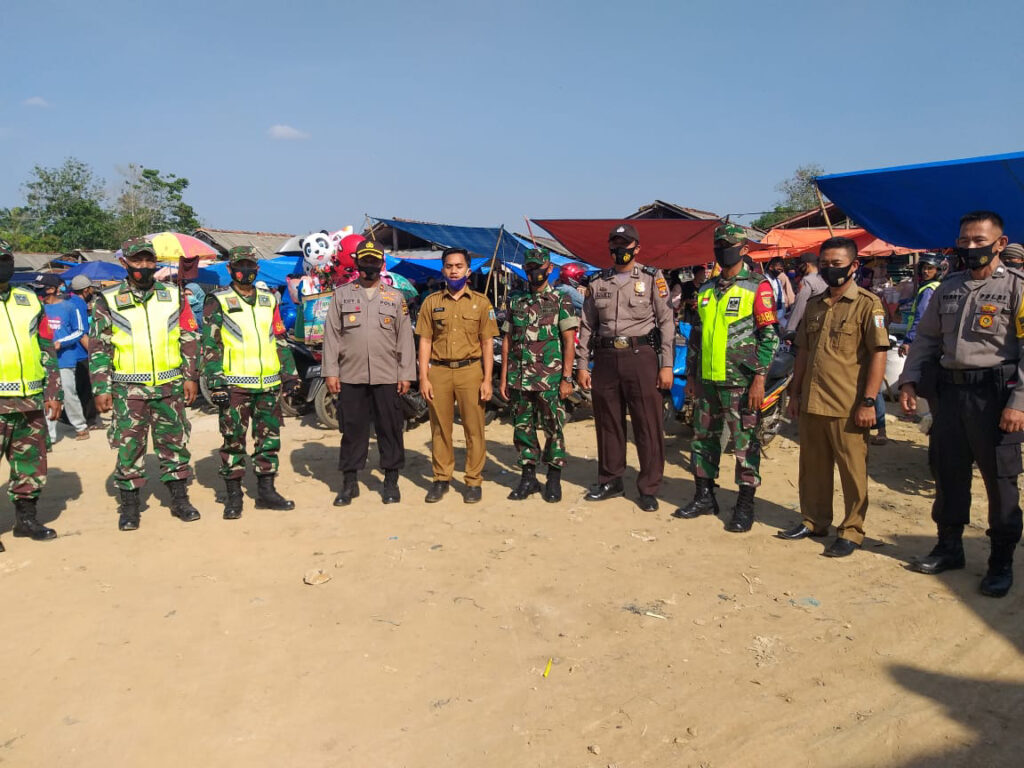 Kapolsek Blambangan Bersama Camat Dan Danramil Himbau Dan Edukasi Protokol Kesehatan Di Pasar Senin