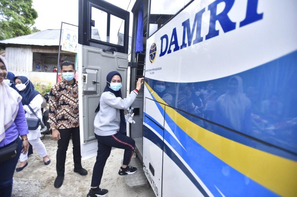 Tak Terbayangkan, Akhirnya Bupati Lutra Resmikan Pengoperasian Bus DAMRI Jurusan Masamba-Rongkong