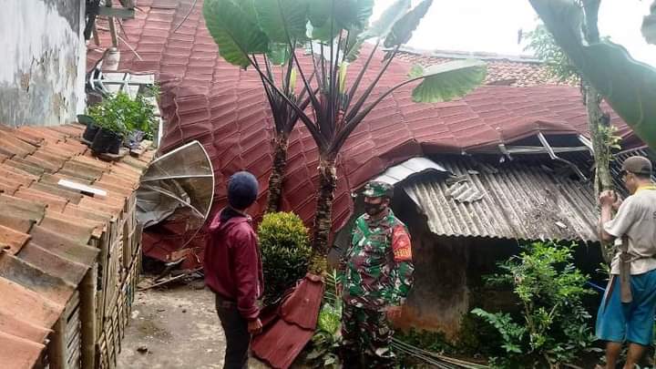 Beberapa Rumah di Desa Plompong Diterjang Angin Kencang