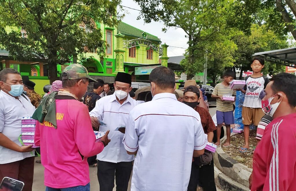 Sinergi Dengan Pemda, IKMAL Bagikan Bantuan dan Masker di Alun-Alun Pemalang