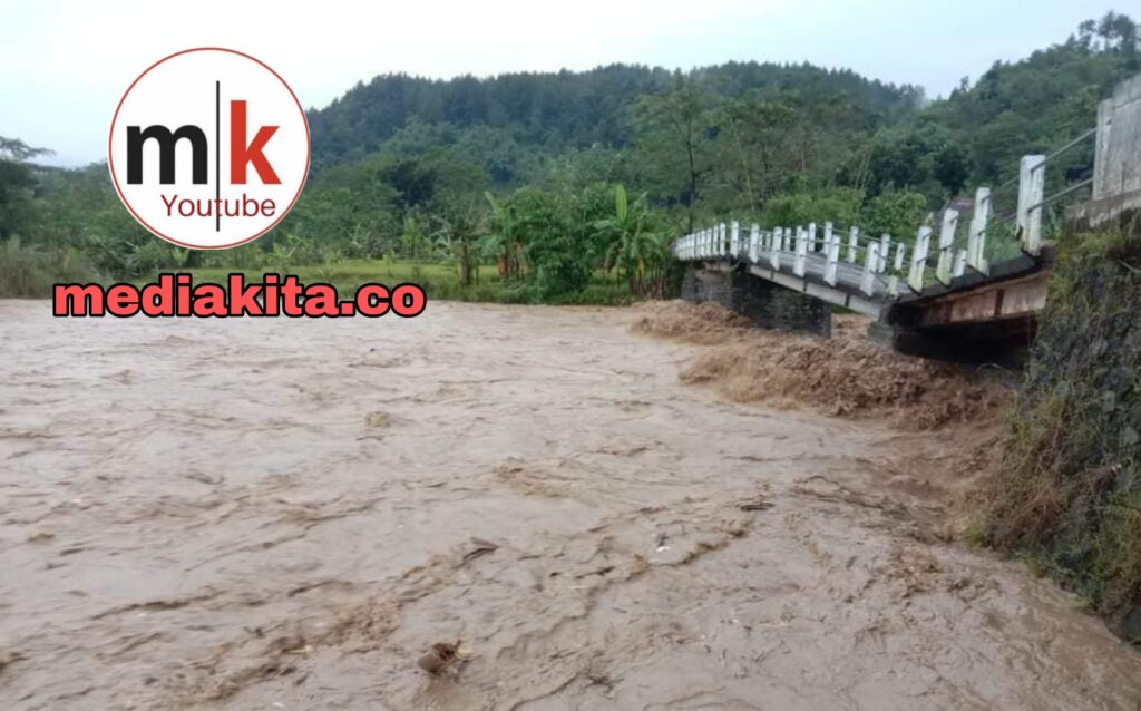 Hujan Deras Sebabkan Jembatan Runtuh di Kecamatan Bodeh Kabupaten Pemalang