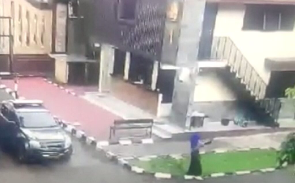 Ada Teroris Perempuan Menyusup Ke Mabes Polri, Tersungkur Tertembak Polisi