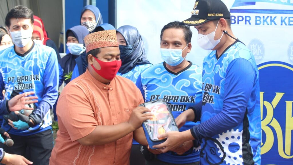 Peringati HUT Ke 14 “Merger”, BPR BKK Kendal Adakan Gowes Bareng, Bhakti Sosial dan Penyaluran CSR