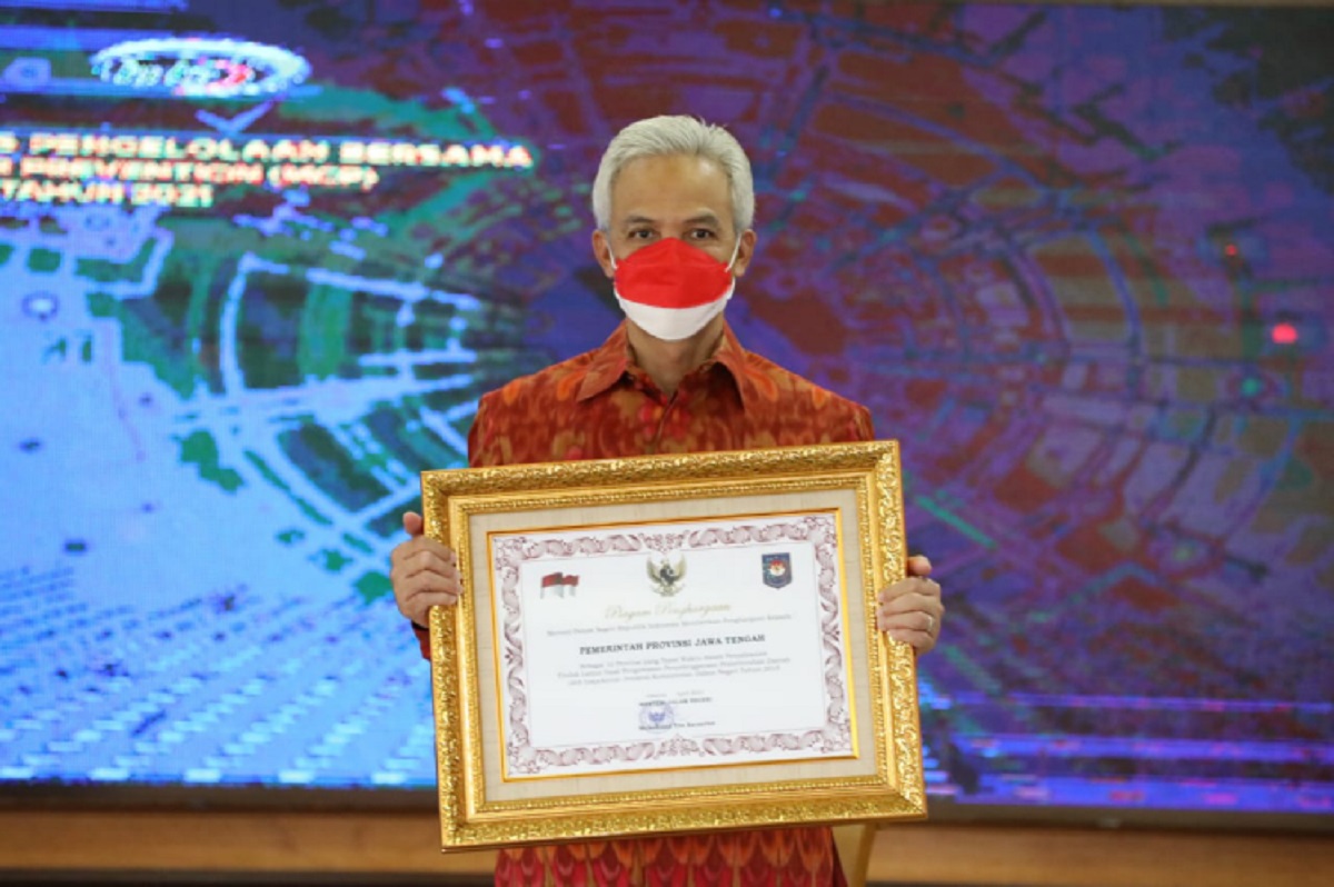 Gubernur Jawa Tengah Ganjar Pranowo Mendapat Penghargaan dari Kemendagri
