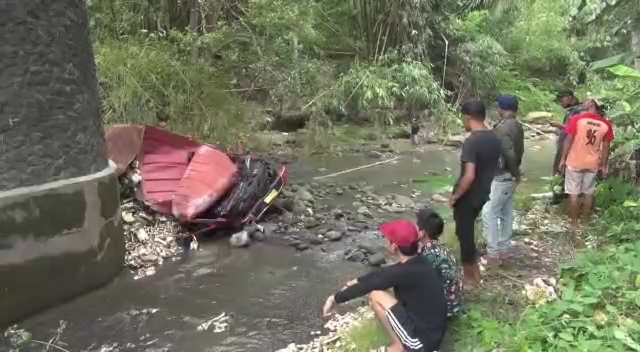 Naas, Truck Bermuatan Minuman Ringan Terjebur di Sungai Glagah Tonjong