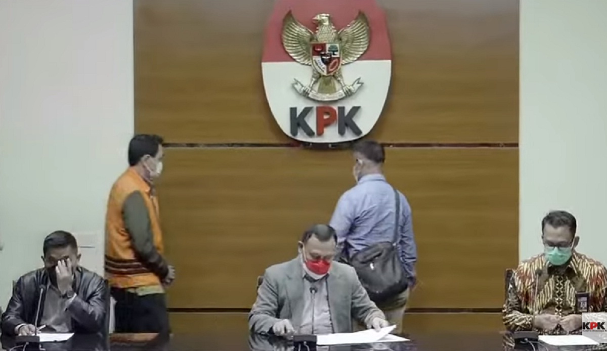 Berbohong Ngaku Covid-19 : Wakil Ketua DPR Azis Syamsuddin Ditangkap-Diborgol KPK