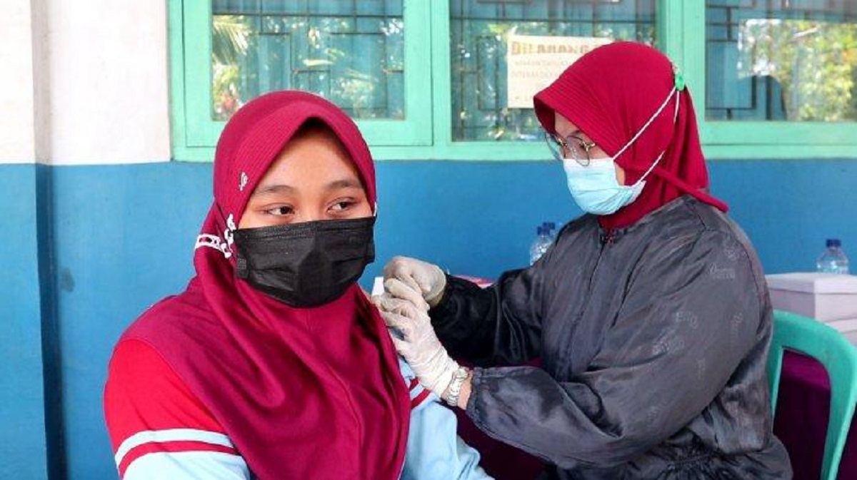 Seorang Pelajar Pemalang Sedang Mendapatkan Vaksin Covid-19
