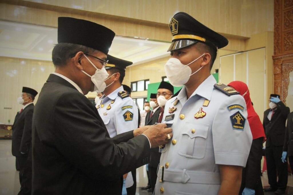 Lantik Dan Ambil Sumpah Pejabat Administrasi, Anggota MPDN, Dan ...