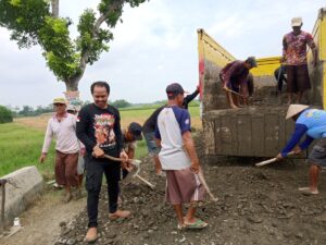 Rismanto Anggota DPRD Pemalang ikut serta kegiatan perbaikan jalan secara swadaya bersama masyarakat