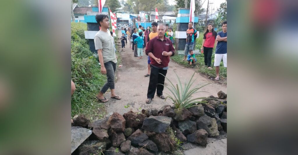 Waduh! Akses Jalan SMP 1 Belik Diblokir