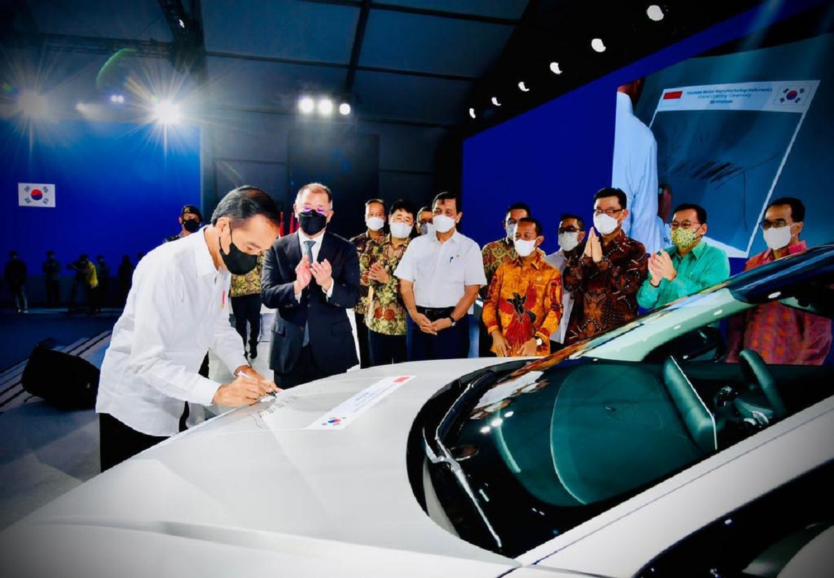 Luncurkan Mobil Listrik Pertama, Presiden : Tahun 2024, Sudah Menggunakan Baterai Listrik dan Komponen Penting Produksi Indonesia