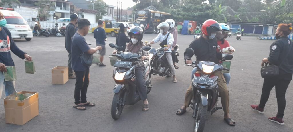 Geram Salatiga dan Satresnarkoba Polres Salatiga Bagikan 1000 Paket Takjil