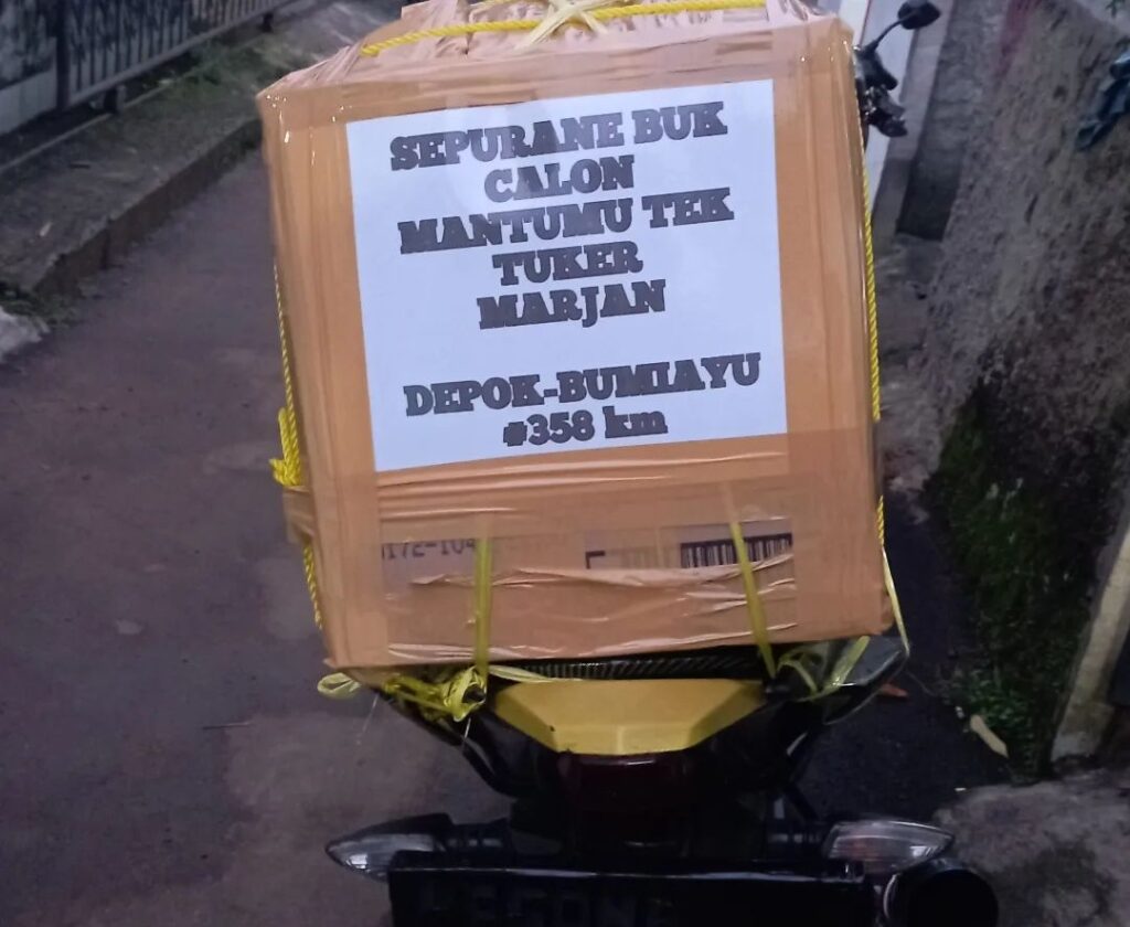 Beragam Aksi Lucu Tulisan Pemudik di Belakang Motor