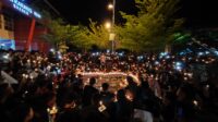 Aksi Solidaritas Suporter Brebes Nyalakan 1000 Lilin Atas Tragedi di Kanjuruhan Malang