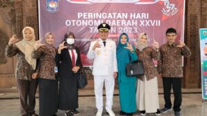 Plt Bupati Pemalang dan istri foto bersama jajaran dinas kesehatan