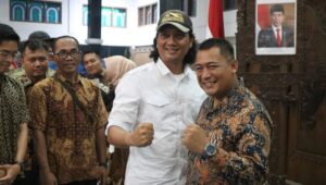 Salam komando Dicky Pawang Setiawan bersama Letkol Inf Ade Afri Verdaniex