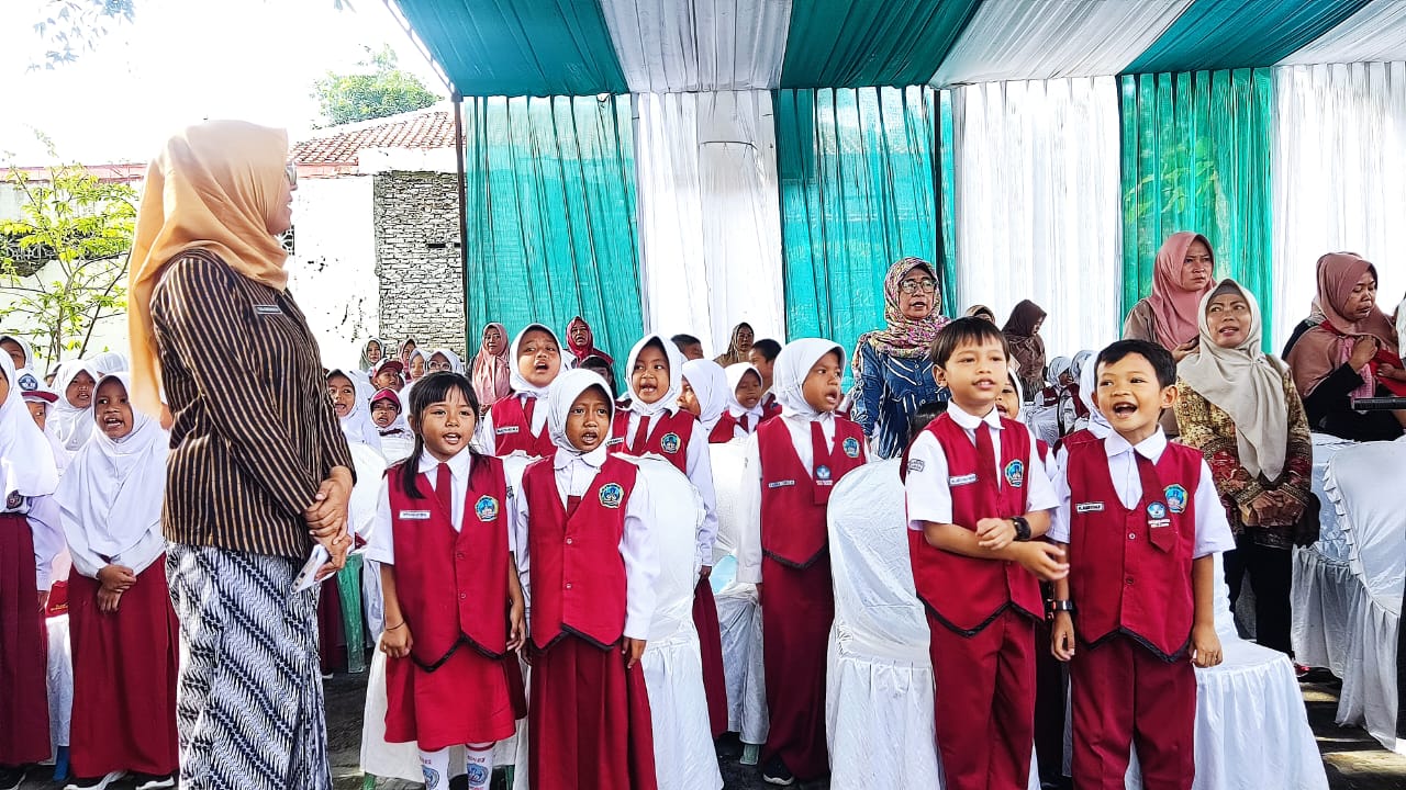 Murid Tak Mampu di Pemalang Bakal Dapatkan Seragam Gratis