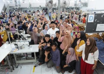 Antusiasme Karyawan Berfoto dengan Calon Bupati Anom Widiyantoro. MEDIAKITA.CO.