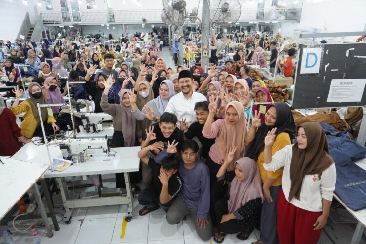 Antusiasme Karyawan Berfoto dengan Calon Bupati Anom Widiyantoro. MEDIAKITA.CO.