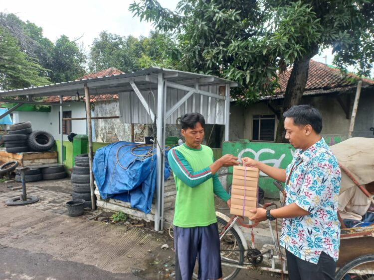 Jumat Berkah, Perumda Air Minum Tirta Mulia Bagikan Makanan Gratis ke Masyarakat