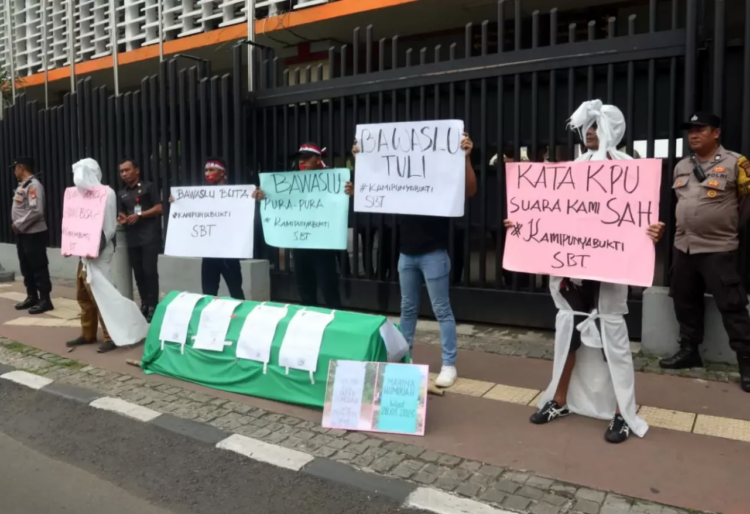 Pocong Pun Keluar Ikut Protes Sengketa Pilkada SBT