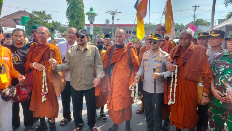 Perjalanan Biksu Thudong Sampai di Pemalang