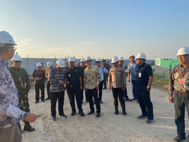 Kunjungi Pembangunan Pabrik Sepatu, Bupati Pastikan Pemalang Pro Investasi